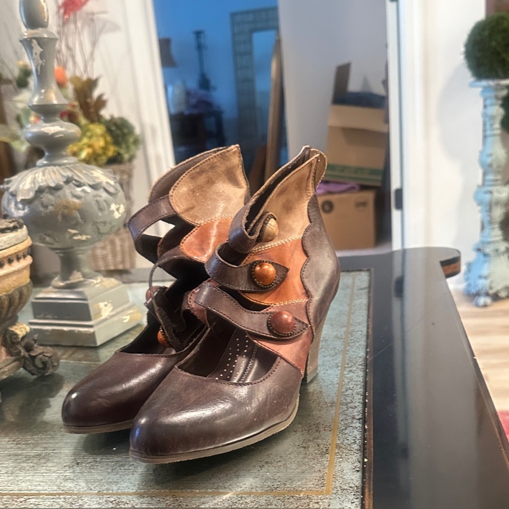 L'ATISTE Brown and Tan Heeled Boots